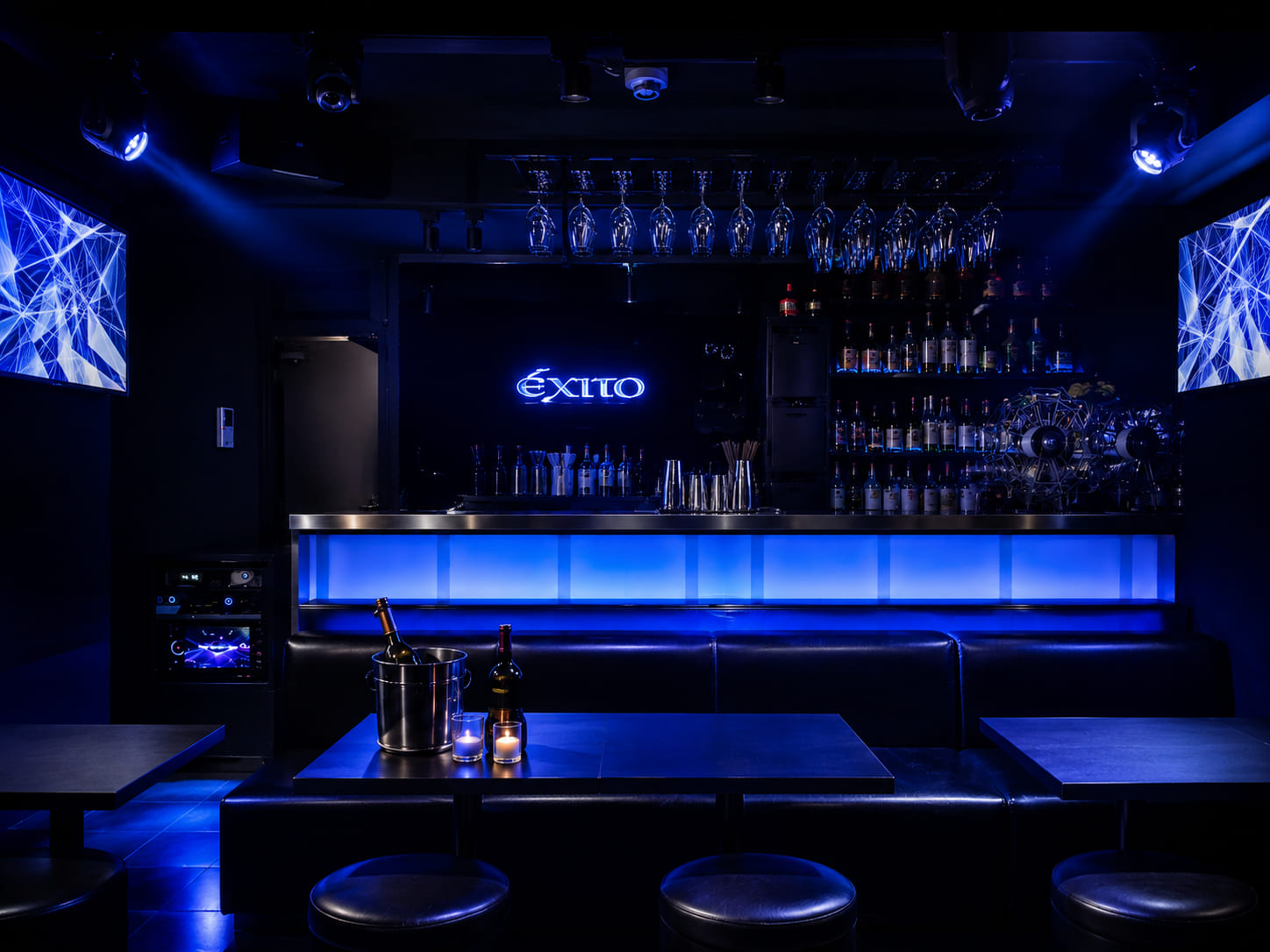 本格カラオケ設備とLEDビジョンを備えたバーカウンター